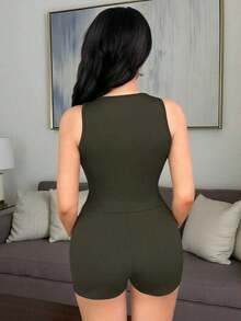 Conjunto de oficina casual elegante para mujer, camiseta sin mangas ajustada y sexy con decoración de botones metálicos y shorts, traje casual de 2 piezas - Verde Oscuro - Ver 2