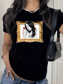 Artistic Portrait Framed With Gold Details That Reflects Elegance And A Modern Touch With A Light Background And Red Petals. Casual, Comfortable, And Attractive Women's T-Shirt For Everyday Use. - 黑色 - 查看 1