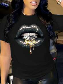 Camiseta estampada de moda casual para mujer, capa base moderna, adecuada para salidas diarias, diseño único, apta para todas las estaciones, ropa casual. Camiseta de manga corta disponible en varios colores. Camiseta de mujer con estampado de labios en turquesa y dorado con diseño de aro de labios brillante - Top casual de manga corta con cuello redondo, adecuado para primavera, verano, otoño, fiestas y uso diario - Prenda de moda lavable a máquina (patrón de labios, tela elástica cómoda, estampado de labios llamativo, corte holgado, impresión digital, no transparente, adecuada para diversas ocasiones) - Perfecta para combinar con estilos únicos y para usar en capas. - Negro - Ver 1