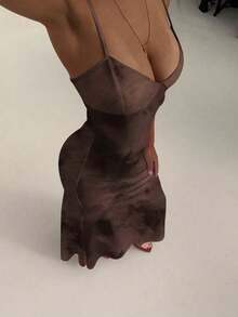 Vestido ajustado de tirantes con estampado de teñido anudado en marrón, adecuado para vacaciones en la playa, atuendo de verano, fiestas de verano y uso nocturno - Marrón 2 - Ver 4