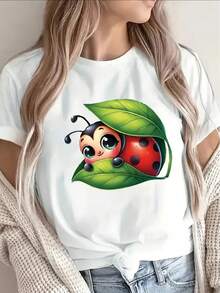 Soft 100% Cotton T-Shirt. Women's Black Short-Sleeved T-Shirt With A Ladybug Print On A Leaf. Lightweight And Durable, Perfect For Casual Wear At Home Or Outdoor Activities. Breathable Cotton T-Shirt That Goes With Everything. - 白色 - 查看 8