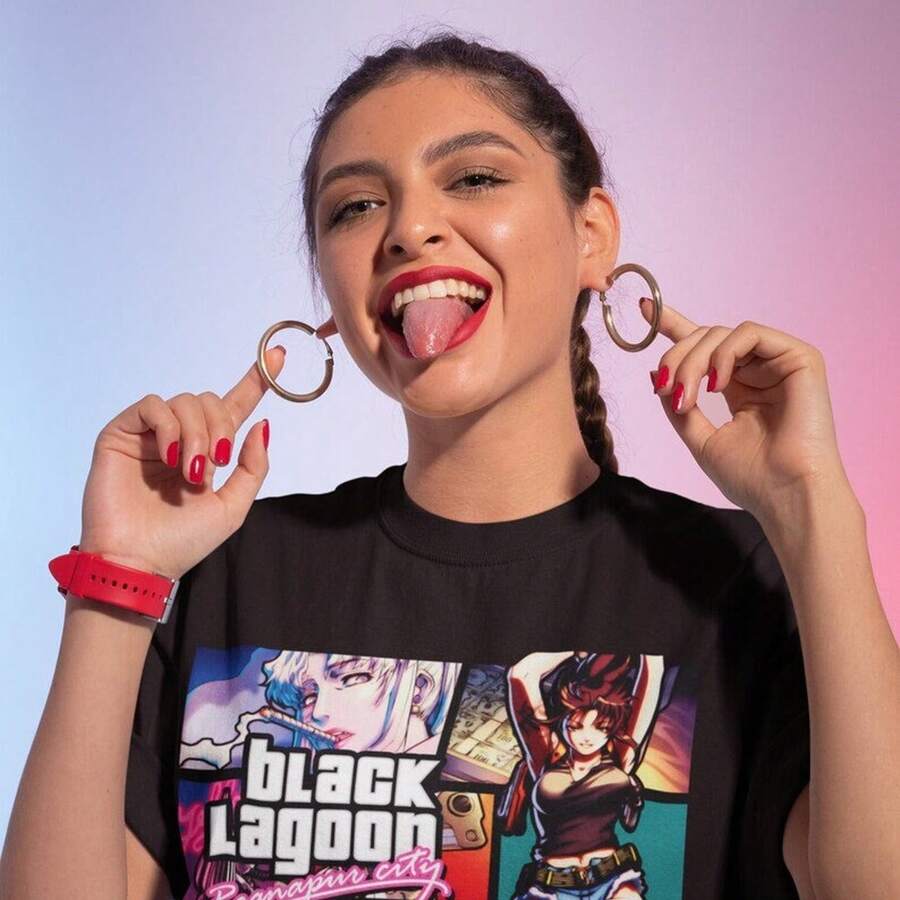 Camiseta de anime Black Lagoon Revy UniS1ex, Camiseta Black Lagoon, Camiseta Revy, Camiseta con estética anime, Camiseta anime genial, Regalo anime para él/ella. Camiseta de manga corta de algodón puro de 220 g para hombre y mujer, tejido grueso, resistente a las arrugas y que no se deforma fácilmente. Estilo sencillo y versátil, ligero y transpirable, perfecto para ir al trabajo, viajar, acampar, ir de compras y para el tiempo libre diario. - Negro - Ver 1