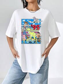 Nostalgic Graphic Showing A Group Of Smiling Cartoon Toys Celebrating Friendship And Adventure With Vibrant 90s Colors. Comfortable And Soft Women's T-Shirt Ideal For A Casual And Fun Look. - 白色 - 查看 6