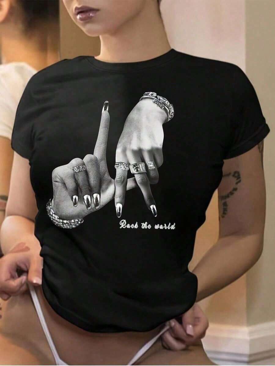 Black 'Rock The World' T-Shirt With A Striking Design And Casual Style For Bold Women Seeking Originality And Elegance. Perfect For Everyday Wear Or Special Events. Available In Various Sizes. A Must-Have In Casual Fashion, Ideal For Pairing With Jeans Or Skirts. This T-Shirt Is A Style Statement That Will Make You Stand Out From The Crowd. - 黑色 - 查看 1