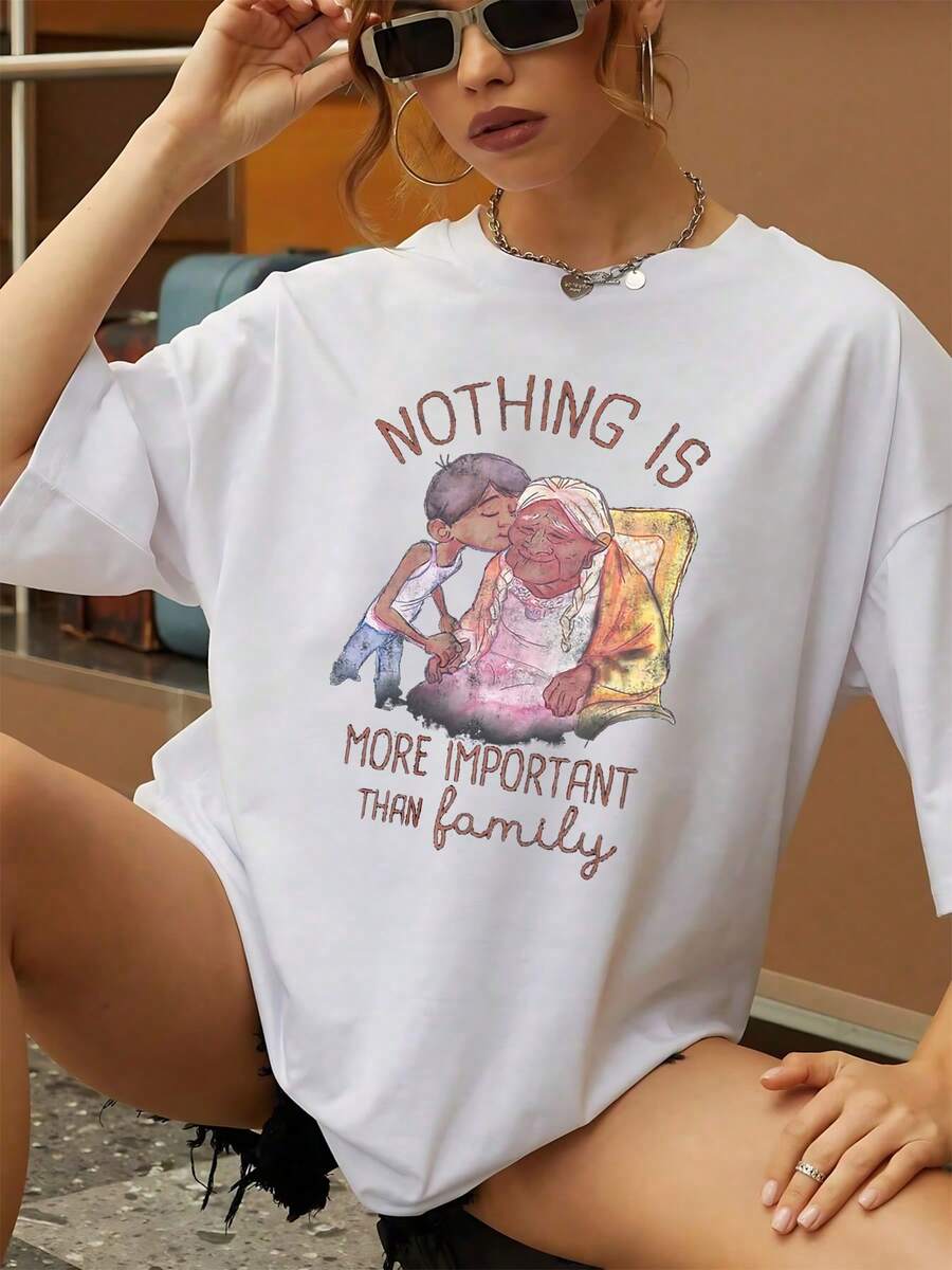 Illustration Showing A Child Kissing His Grandmother As A Symbol Of Love And Family Unity, Reminding Us That Nothing Is More Valuable Than Sharing Moments With Loved Ones. Comfortable Casual Women's T-Shirt For Everyday Wear - 白色 - 查看 1