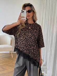 Camiseta de mujer de manga corta con estampado de leopardo, parche de encaje, bajo asimétrico, adecuada para vacaciones de verano, ir al trabajo y uso diario - Color caoba - Ver 1
