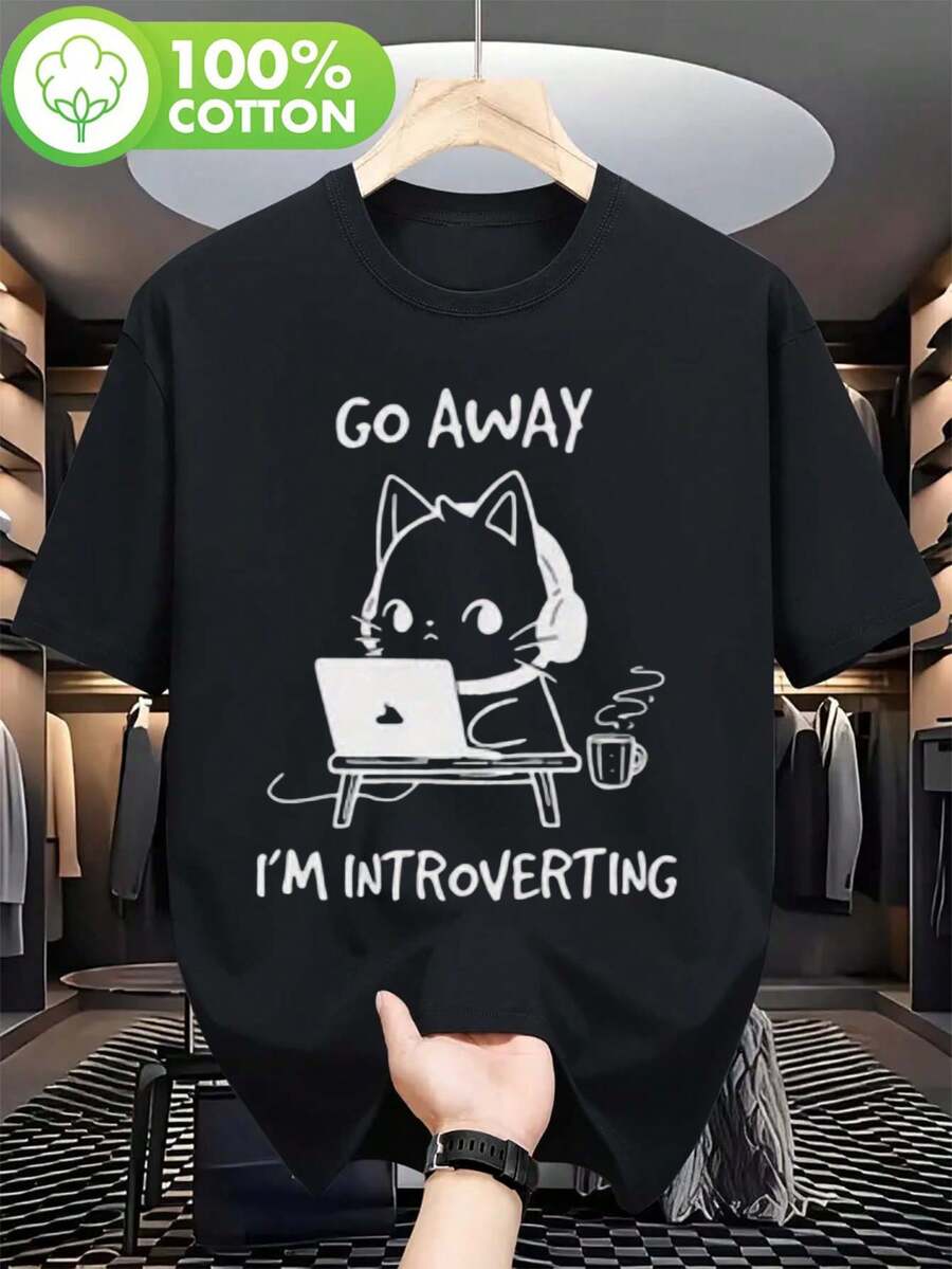 Camiseta negra de hombre con cuello redondo y diseño de gato que dice 'GO AWAY I'M INTROVERTING' - Suave, transpirable y cómoda, perfecta para senderismo, camping, viajes y actividades al aire libre. Duradera para usar todo el día con un corte regular - Negro - Ver 1