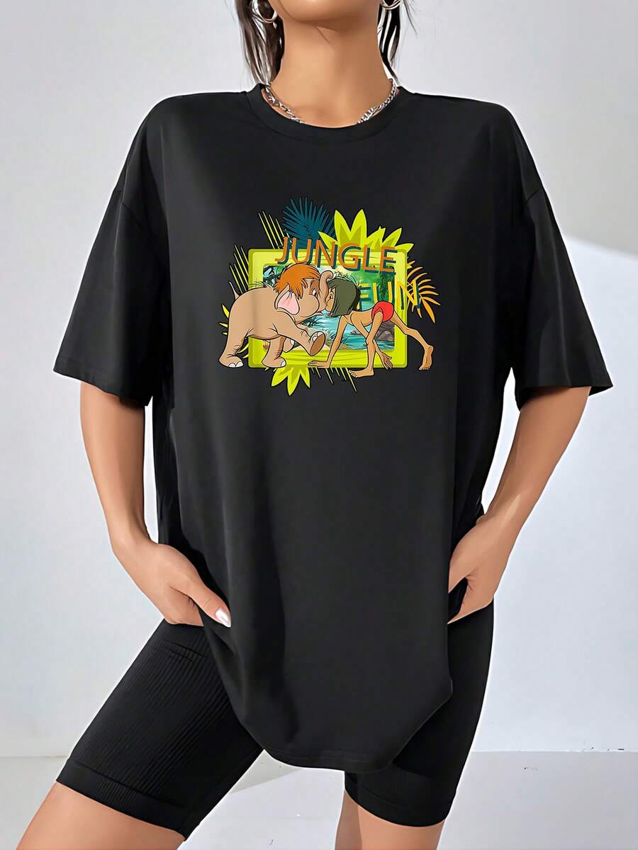 Gráfico vibrante que muestra la amistad entre un niño y un elefante dentro de un entorno tropical lleno de hojas verdes y colores alegres que transmiten energía positiva y conexión con la naturaleza camiseta de mujer cómoda y moderna para uso diario - Negro - Ver 1