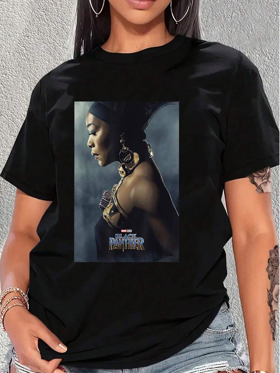 La imagen muestra una figura envuelta en un ambiente místico con aire de fortaleza y elegancia destacando una postura poderosa que simboliza determinación y orgullo cultural camiseta de mujer cómoda transpirable ideal para uso casual o urbano - Negro - Ver 1