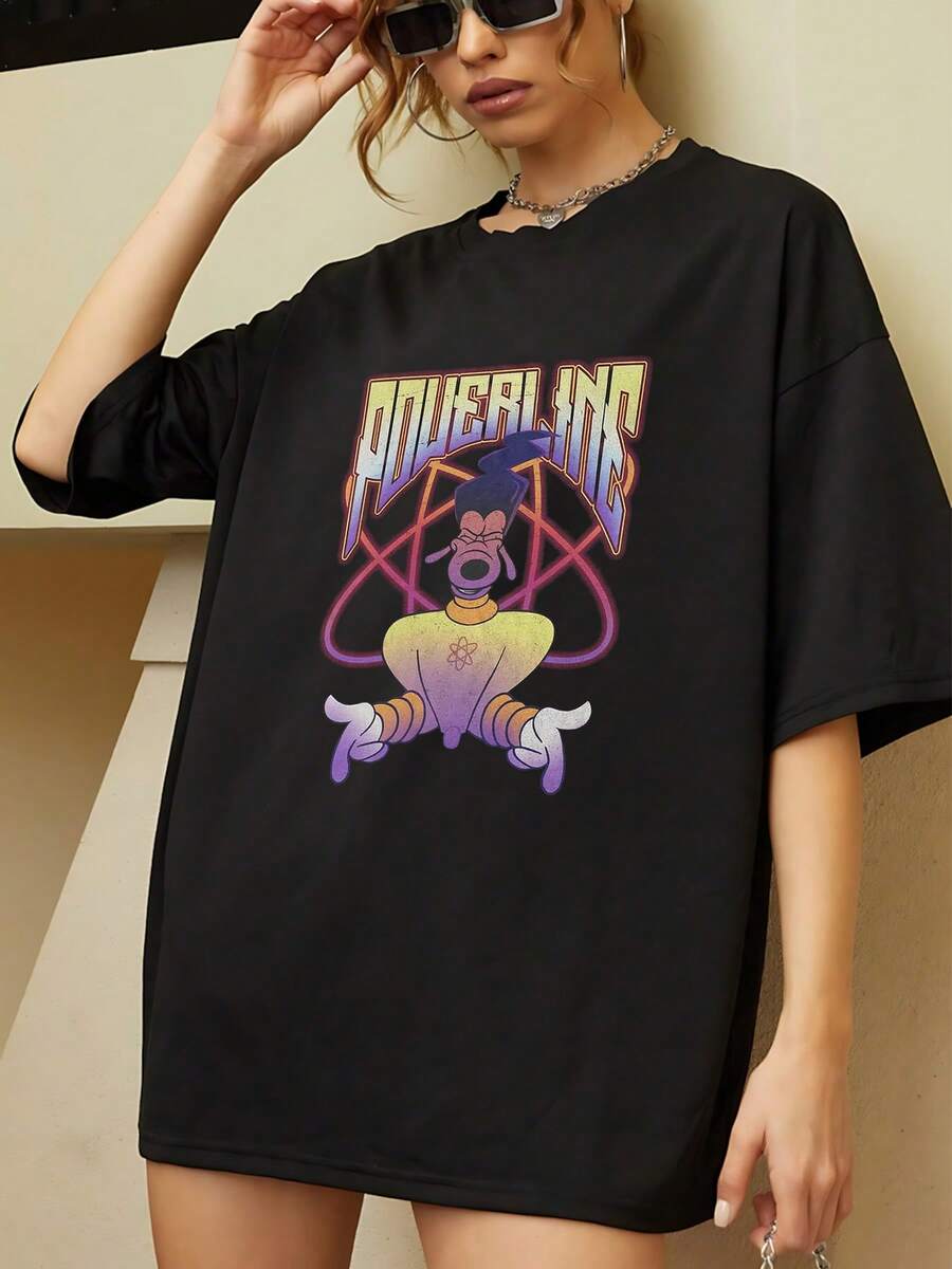 Gráfico vibrante con personaje animado que irradia energía positiva y poder en tonos morado y amarillo evocando confianza y diversión juvenil camiseta de mujer cómoda y moderna para uso diario y ocasiones casuales - Negro - Ver 1