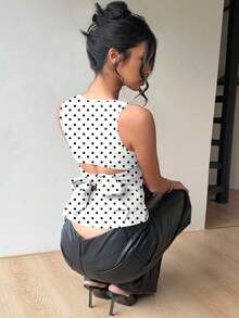 Blusa sin mangas con cuello redondo y lazo en la espalda, para uso casual y de oficina, en color negro con lunares rosas y marrones - Blanco 5 - Ver 1