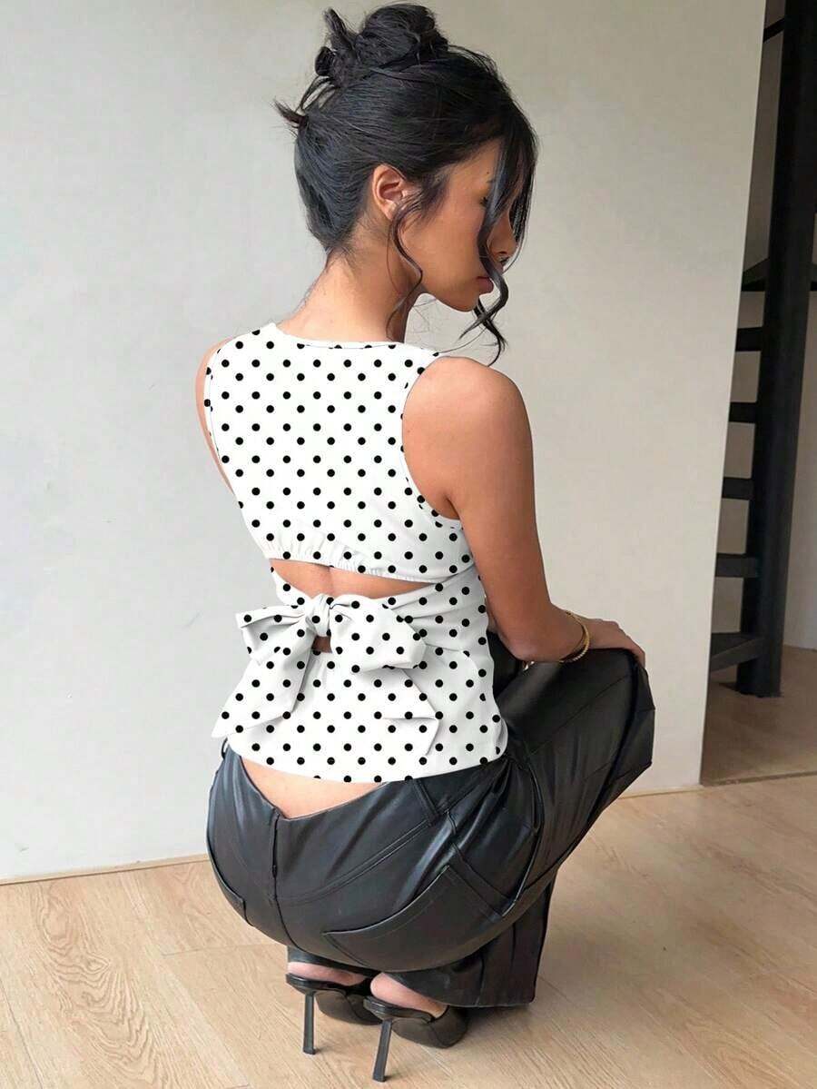 Blusa sin mangas con cuello redondo y lazo en la espalda, para uso casual y de oficina, en color negro con lunares rosas y marrones - Blanco 5 - Ver 1