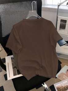 Camiseta de mujer de cuello redondo, hombros caídos, de largo medio, con estampado digital a rayas, de estilo minimalista y moderno, como regalo para amigos - Marrón - Ver 2
