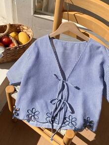 Camisa de mujer de rayas huecas con bordado y lazo para vacaciones, top de verano azul, cubrecosturas de playa; Camisa con lazo, top rojo y blanco; Top con flores 3D - Azul - Ver 8