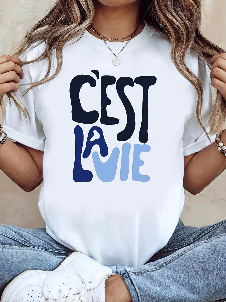 Soft Fabric T-Shirt, A Plus-Size Tee, A Casual And Relaxed Lifestyle Statement. Printed With The French Phrase "C'EST LA VIE," This White Short-Sleeved Crew Neck Tee Is Machine Washable, Casual, Comfortable To Wear, Perfect For Summer, With A Modern Design, Versatile For Everyday Wear, Made Of Soft Fabric And With A Fashionable Style. - 白色 - 查看 1