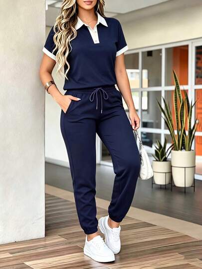 Bộ đồ nữ mới gồm áo thun tay ngắn cổ polo in họa tiết phía sau và quần lửng cạp chun, kiểu dáng ôm sát tôn dáng, thoải mái và phù hợp cho các hoạt động ngoài trời, tập thể dục, đi làm, dạo phố, chạy bộ vào mùa xuân và mùa hè.