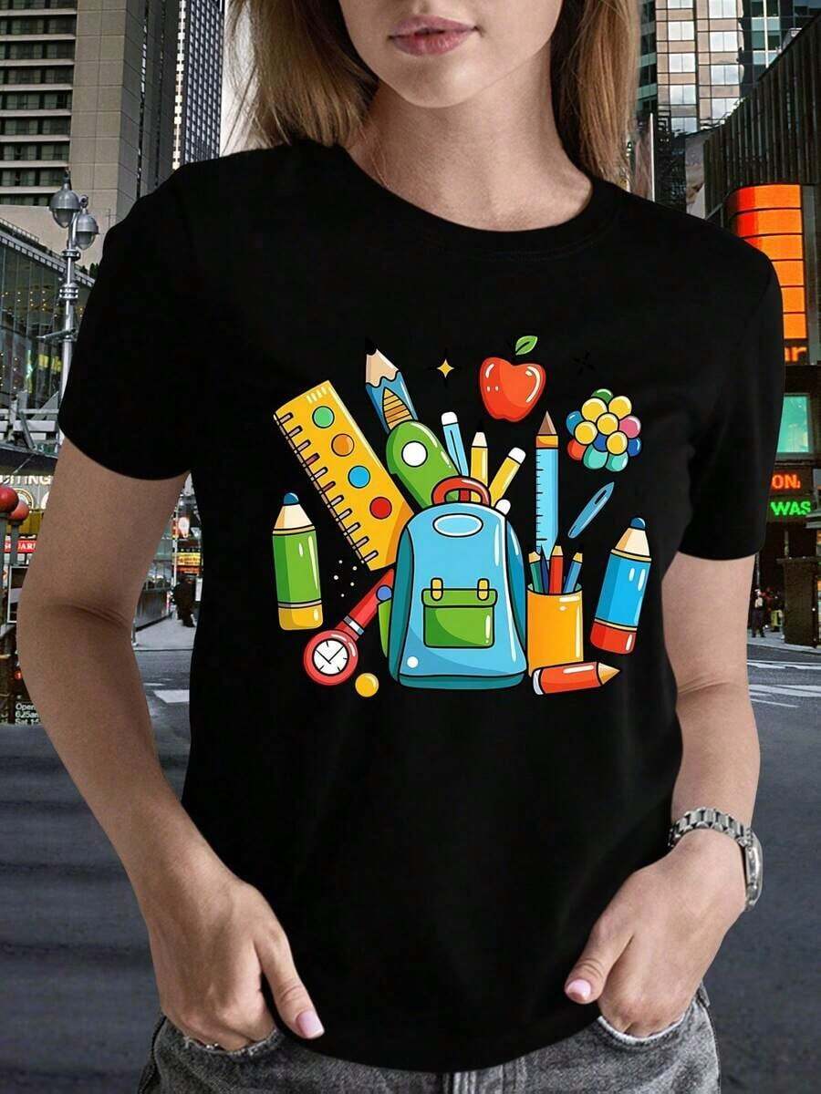 Camiseta casual de manga corta para mujer con estampado de mochila azul que muestra lápices, reglas, manzanas y crayones para un estilo universitario, cuello redondo, tela transpirable, ropa casual de primavera/verano, camiseta para mujer, moda de temporada, diseño artístico, material suave - Atuendo para el Día de San Patricio - Ropa de verano para mujer - Blusas para mujer - Blusas de verano - Ropa de vacaciones para mujer - Camiseta vintage de estilo callejero unisex, holgada, de algodón, manga corta y cuello redondo. blusas.blusas casuales para dama. - Negro - Ver 1