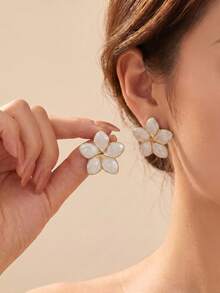 4 đôi bông tai tráng men cổ điển dành cho nữ, phối màu ngẫu nhiên bao gồm hình vuông hình học bất đối xứng, họa tiết hoa lớn màu đen, xanh lá cây, hồng, trắng. Được chế tác thủ công tỉ mỉ với màu sắc tươi tắn, làm từ thép không gỉ không gây dị ứng, phù hợp với da nhạy cảm, không phai màu hay biến dạng theo thời gian. Kiểu dáng cổ điển và đa năng, phù hợp để đeo hàng ngày, đi nghỉ mát, dự tiệc, là phụ kiện mùa hè lý tưởng để tự sử dụng hoặc làm quà tặng. - Vàng - Xem 3