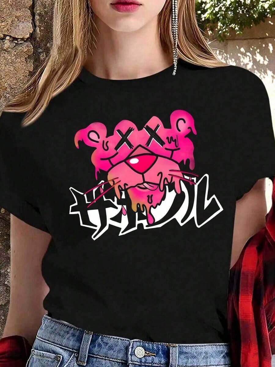 Playera Negra para Mujer con Estampado de Pantera Rosa Estilo Grafiti y Kawaii Dark, Camiseta Casual de Manga Corta Estilo Cyber Y2K y Harajuku, Top Moderno de Algodón con Diseño de Dibujos Animados y Letras Japonesas, Blusa Juvenil de Moda Streetwear para Outfits Urbanos y Aesthetic Blusas Bonito 100% Cotton - Negro - Ver 1