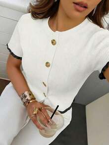 Top de Punto Beige con Botones en la Manga para Mujer, Elegante Suéter Casual de Manga Corta, Ideal para Citas y Uso Diario - Blanco y Negro - Ver 4