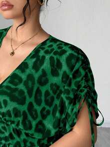 Elenzya Vestido maxi elegante de talla grande para mujer con cuello en V, estampado de leopardo, manga corta fruncida y falda acampanada - Verde Oscuro - Ver 3