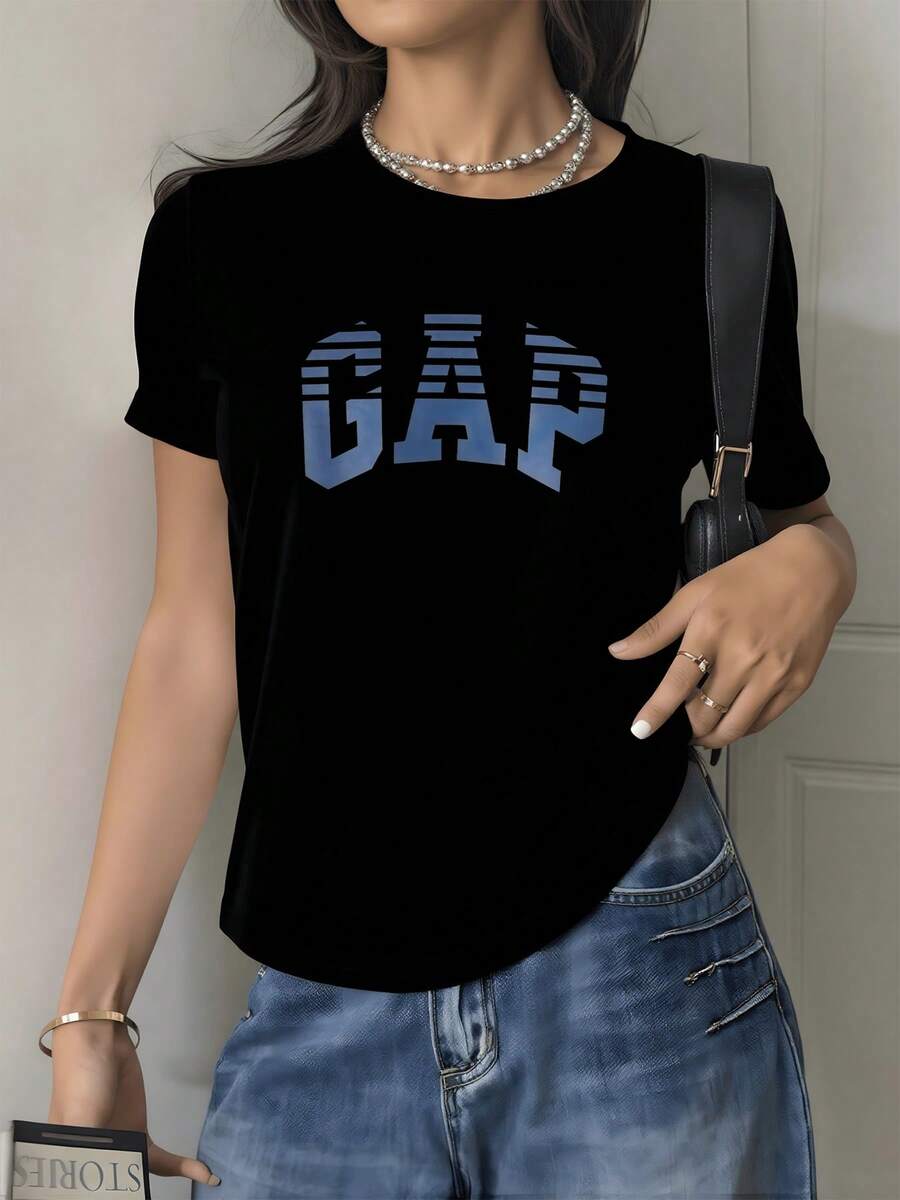 Letras grandes con efecto de sombras azules que simbolizan confianza y energía moderna evocando un estilo urbano y elegante camiseta de mujer casual cómoda para uso diario - Negro - Ver 1