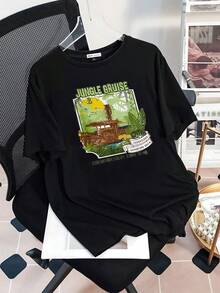 Paisaje tropical con barco navegando entre hojas de selva y sol dorado que transmite espíritu aventurero y amor por la naturaleza camiseta de mujer  cómoda para uso diario y viajes - Negro - Ver 3