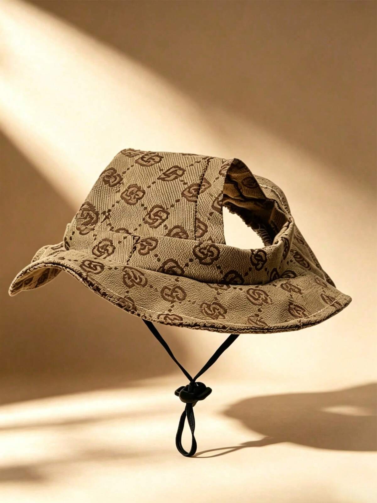 Chapeau de soleil style hawaïen en polyester pour animaux de compagnie, design mignon avec trou pour les oreilles, anti-perte, protection solaire réglable, convient aux petits chiens, style tropical à la mode, léger et respirant, essentiel pour une utilisation extérieure des animaux de compagnie en été, chapeau de soleil pour petits chiens