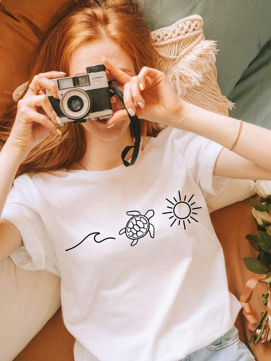 Camiseta Ocean Turtle Sun, Camiseta de verano, Regalo para mujeres, Camiseta de playa, Camiseta de verano para mujeres, Regalo de vacaciones para camisetas, Camiseta Sunshine, Camiseta de verano. Camiseta unisex de algodón puro de 220 g. Peso ideal para todas las estaciones, adecuada tanto para hombres como para mujeres. Tejido duradero de alta calidad, suave al tacto y de larga duración. Parte superior transpirable. Adecuada para la primavera y el verano de las mujeres, vacaciones, Día de la Madre, Día de la Independencia. - Blanco - Ver 1