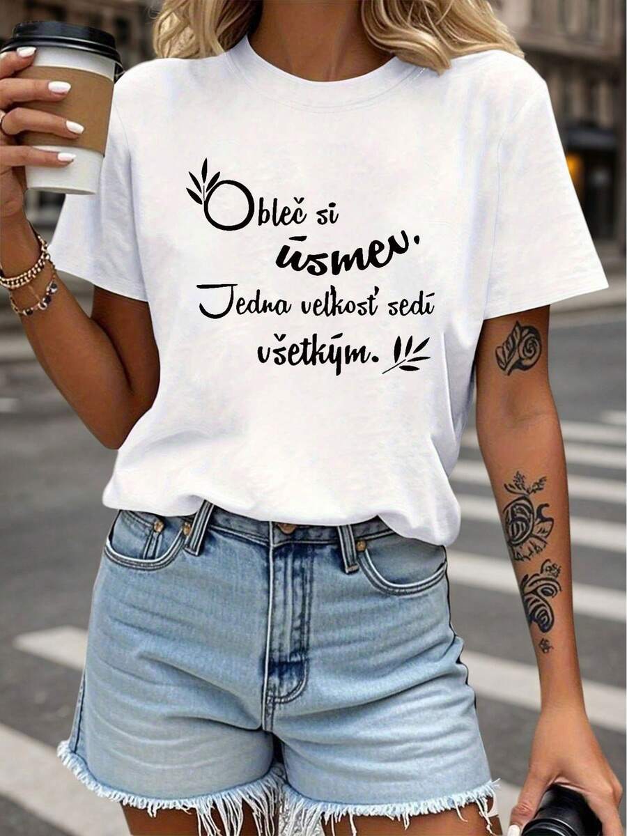 New Fashionable Women's Crew Neck T-Shirt With Slovak Language Print: Wear A Smile. One Size Fits Most. Show Off Your Smile. Women's T-Shirt With Text Print, Crew Neck, And Short Sleeves For Spring/Summer. Universal Basic Style. Versatile Design For Summer. - 白色 - 查看 1