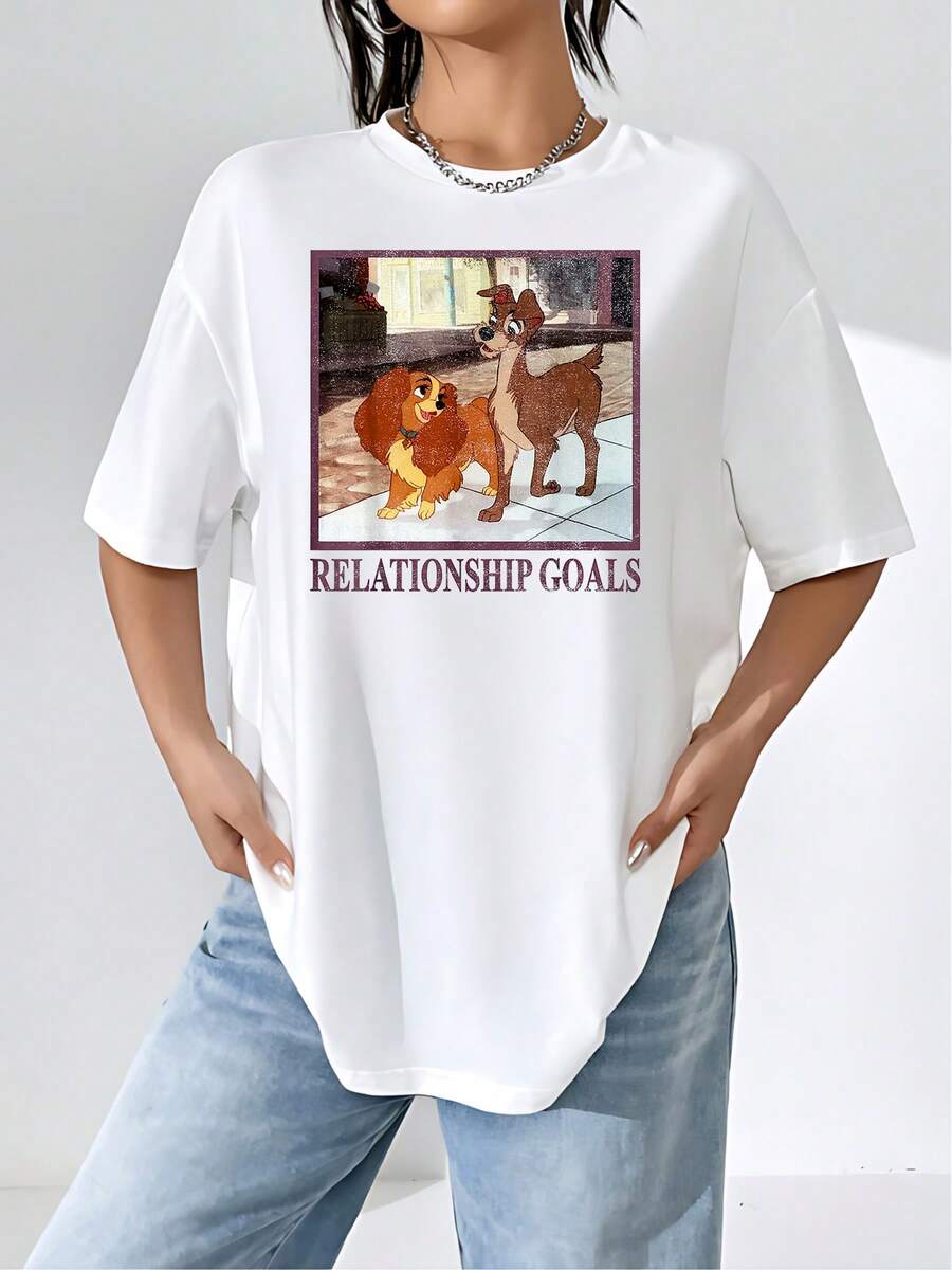 Image Of Two Dogs Gazing Tenderly In An Urban Setting, Symbolizing Sincere Love And A Loyal Connection Between Companions. Casual, Comfortable, And Modern Women's T-Shirt For Everyday Wear. - 白色 - 查看 1