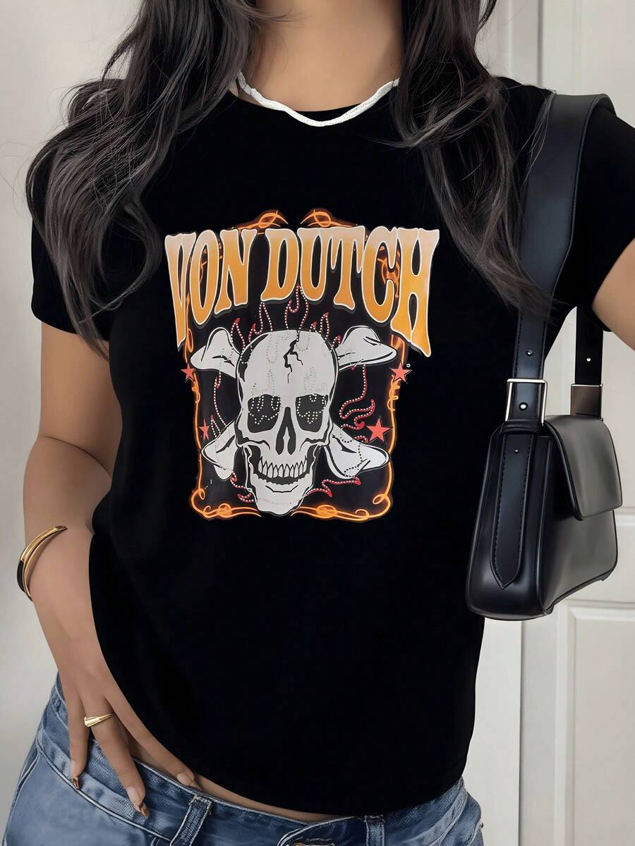 Calavera con fuego y estrellas que simboliza fuerza valentía y espíritu rebelde acompañada de letras llamativas camiseta de mujer casual moderna y cómoda para uso diario - Negro - Ver 1