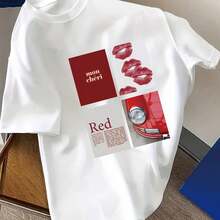 Camiseta Casual de Manga Corta con Cuello Redondo y Estampado de Collage Romántico y Moderno para Mujer, con un Impresionante Diseño de Collage que Incluye Labios Rojos, Coches Rojos, Letras y Otros Elementos.Este estilo romántico y a la moda es perfecto para uso casual en primavera y verano. - Blanco - Ver 4