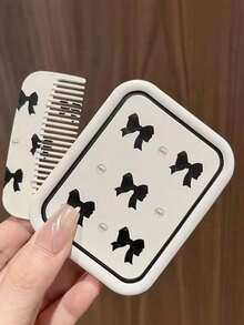 Bộ gương trang điểm và lược gấp gọn 1 chiếc, hình bướm hoạt hình mạ điện dễ thương, chấm bi, trái tim, chữ cái, mèo, nơ, ngọc trai, ngôi sao, hoa tulip, mây, gương du lịch gấp gọn kèm lược, dụng cụ trang điểm di động, gương và lược tạo kiểu tóc 2 trong 1, thích hợp cho du lịch, sử dụng tại nhà, làm quà tặng cho bạn bè, gia đình, bạn gái, ngày Valentine, ngày của Mẹ. - Nhiều màu - Xem 8