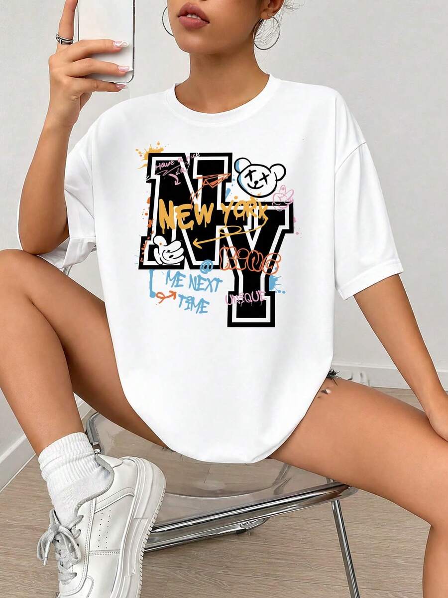 Impresión de arte de grafiti NYC, Diseño de letras en negrita con elementos de oso y texto, Estilo de salpicaduras colorido, Tema de arte urbano de calle para Wall Decor.jpgRegalos personalizados: Camisetas para mujer con estilos que van desde lo moderno, hippie, casual y minimalista. Ropa masculina personalizada única, armarios cápsula y prendas básicas/urbanas para hombre. Regalos ideales para novios, familiares y amigos, adecuados para cumpleaños, vacaciones, colegio/competiciones, deportes/escalada y más, así como para la moda de otoño y eventos urbanos. Blanco verano.