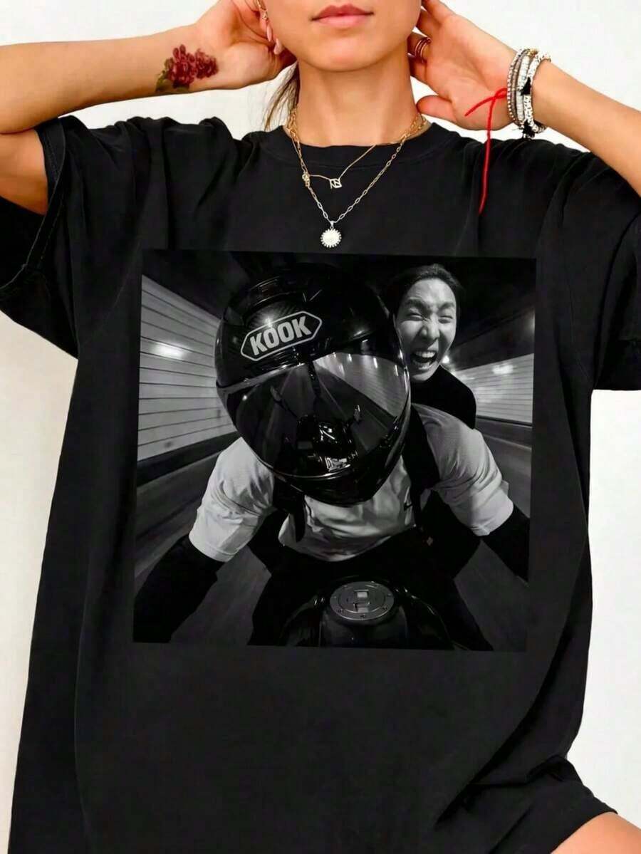 Hooligan Shirt, Street Style Gang Graphic Tee, Dark Aesthetic Fan Gift Camiseta informal de moda con estampado creativo para mujer, de manga corta y cuello redondo, para verano T-Shirt Women Festive Celebration Shirt Party Wear Top - Negro - Ver 1