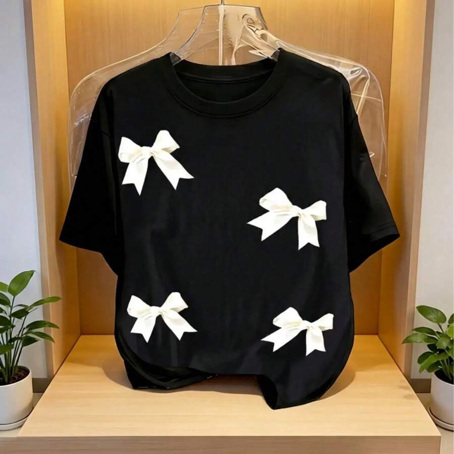 Women's Short Sleeve T-Shirt - "Four White Bows" Print Pattern Design, Regular Fit Black Crew Neck T-Shirt, Extended Front. Durable, Comfortable, And Versatile Casual Short Sleeve Top, Suitable As A Gift - 黑色 - 查看 1