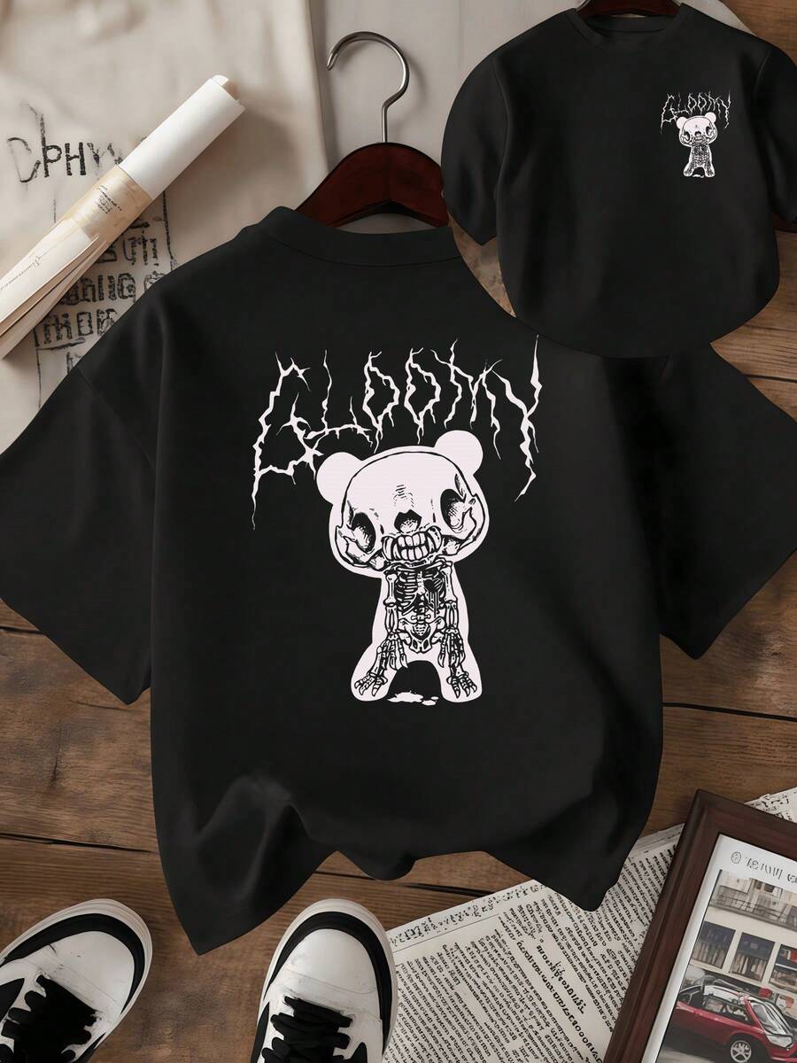 Figura de oso con apariencia sombría mostrando un esqueleto interno como metáfora del contraste entre dulzura y fuerza revelando una estética audaz y moderna camisetas de mujer de impresión doble para estilo urbano contemporáneo - Negro - Ver 1
