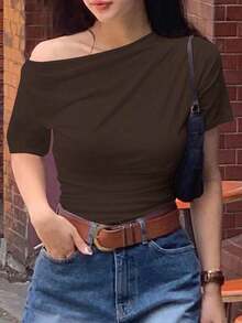 Camiseta blanca de manga corta de ajuste ceñido con cuello oblicuo de unicolor para mujer, top de verano para salir - Marrón - Ver 5