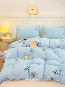 Bộ 3 món ga trải giường thêu nơ AB, màu trơn, họa tiết dễ thương, chất liệu 100% polyester. Bộ gồm: 1 ga trải giường có 4 dây buộc góc và khóa kéo + 2 vỏ gối (không kèm ruột gối). Thích hợp cho đám cưới/phòng ngủ/ký túc xá (nam/nữ)/du lịch. - Màu xanh nhạt - Xem 22