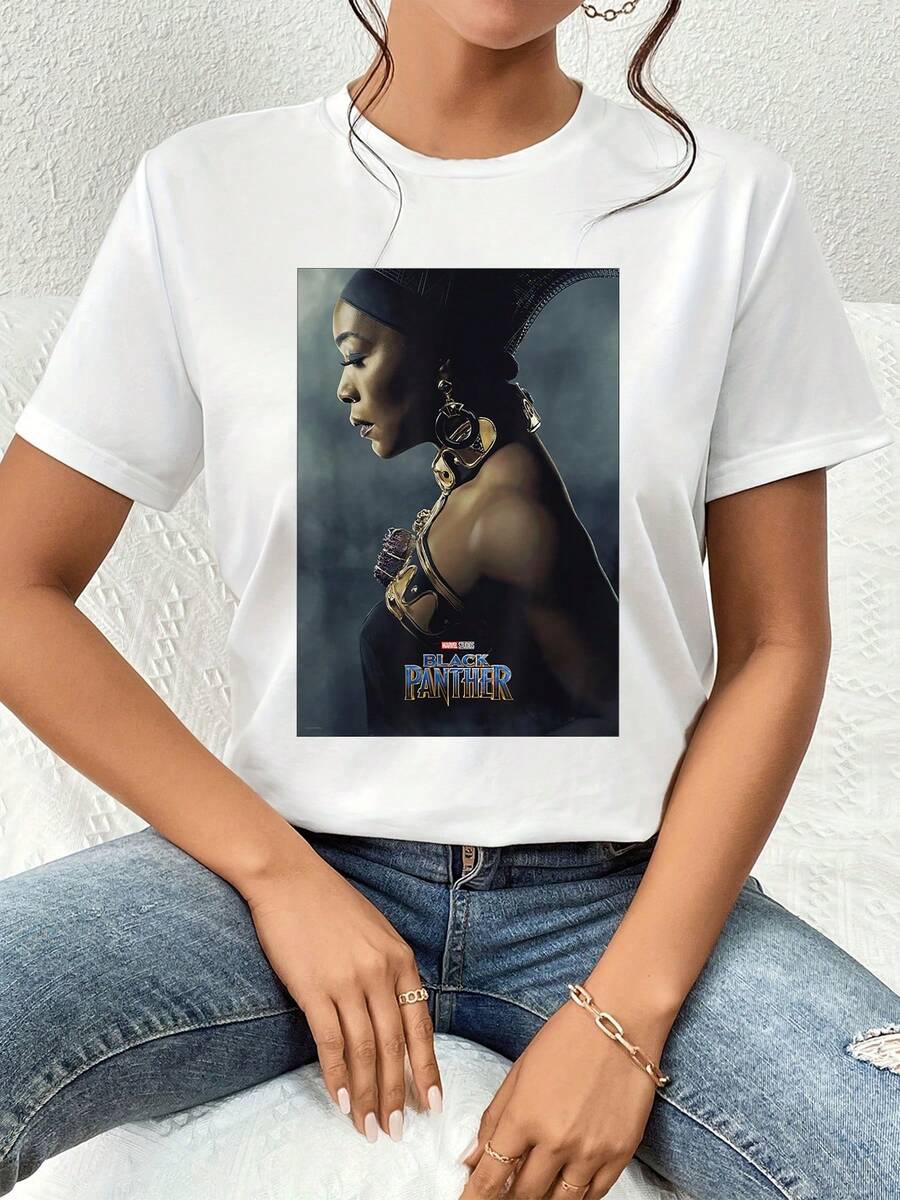 The Image Shows A Figure Enveloped In A Mystical Atmosphere With An Air Of Strength And Elegance, Highlighting A Powerful Posture That Symbolizes Determination And Cultural Pride. A Comfortable, Breathable Women's T-Shirt, Ideal For Casual Or Urban Wear. - 白色 - 查看 1