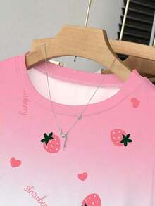 Camiseta ajustada de manga con volantes en degradado con estampado de corazón de fresa y letras, para uso casual, vacaciones y viajes, verano - Rosa - Ver 3