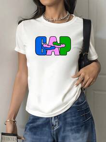 Letras coloridas que forman una palabra en tonos azul rosa y verde con figuras que evocan unión y alegría camiseta de mujer casual moderna con toque artístico y juvenil - Blanco - Ver 1