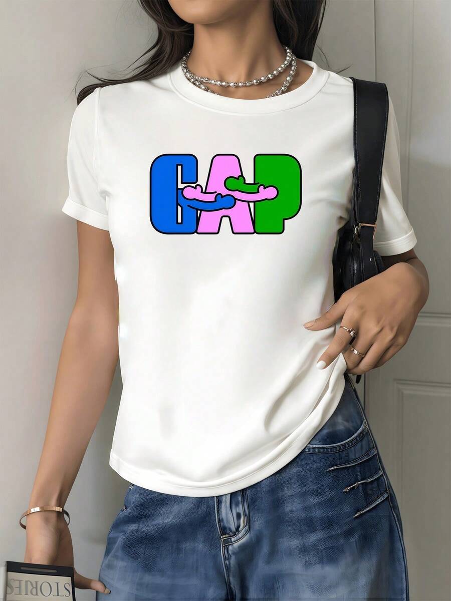 Letras coloridas que forman una palabra en tonos azul rosa y verde con figuras que evocan unión y alegría camiseta de mujer casual moderna con toque artístico y juvenil - Blanco - Ver 1