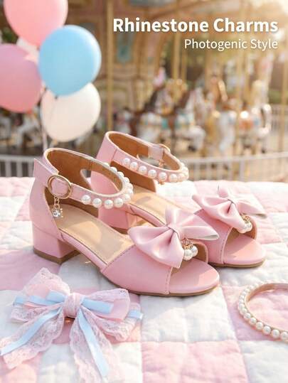 Một đôi sandal hở mũi kiểu mới năm 2026 dành cho bé gái, điểm nhấn là nơ 3D, quai đeo mắt cá chân đính ngọc trai và mặt dây chuyền trang trí. Sandal hở mũi đế dày, mang phong cách công chúa ngọt ngào. Một đôi sandal đa năng dành cho bé gái, phù hợp cho biểu diễn sân khấu hoặc mặc hàng ngày.