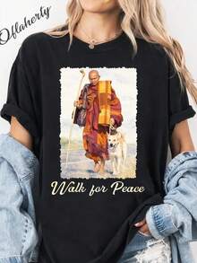 Camiseta Caminata por la Paz, Camiseta Caminata por la Paz de Monks Budistas, Caminata por la Paz de Monks y Perros, Amor en Cada Paso, Monks y Perros. Camiseta unisex de algodón puro de 220 g, peso ideal para todas las estaciones, adecuada tanto para hombres como para mujeres. Tejido duradero de alta calidad, suave al tacto y de larga duración. Top transpirable. Adecuado para primavera y verano, vacaciones, Día de la Madre, Día de la Independencia. - Negro - Ver 1