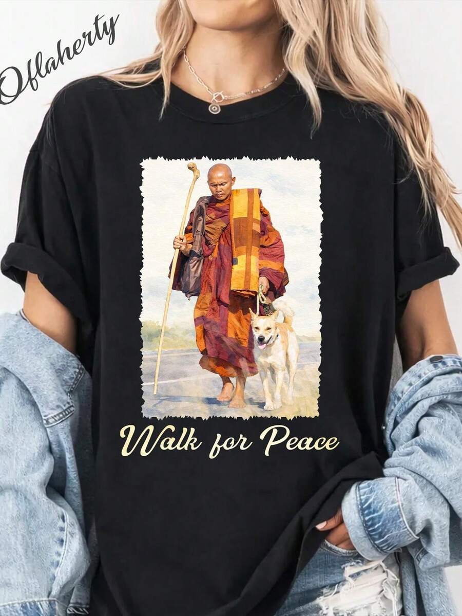 Camiseta Caminata por la Paz, Camiseta Caminata por la Paz de Monks Budistas, Caminata por la Paz de Monks y Perros, Amor en Cada Paso, Monks y Perros. Camiseta unisex de algodón puro de 220 g, peso ideal para todas las estaciones, adecuada tanto para hombres como para mujeres. Tejido duradero de alta calidad, suave al tacto y de larga duración. Top transpirable. Adecuado para primavera y verano, vacaciones, Día de la Madre, Día de la Independencia. - Negro - Ver 1