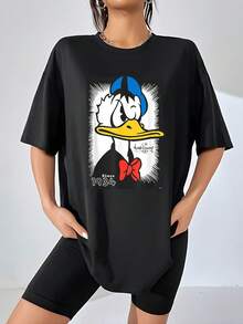 Imagen central que expresa la personalidad divertida y temperamental de un pato clásico con gorro azul y lazo rojo símbolo de vitalidad y humor desde 1934 camiseta de mujer suave cómoda  perfecta para uso diario y estilo casual - Negro - Ver 6
