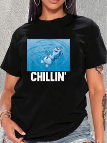 Imagen de un muñeco de nieve flotando relajado en el agua transmitiendo una sensación de paz y diversión veraniega perfecta para días casuales y momentos tranquilos camiseta de mujer  cómoda y suave ideal para uso diario - Negro - Ver 6