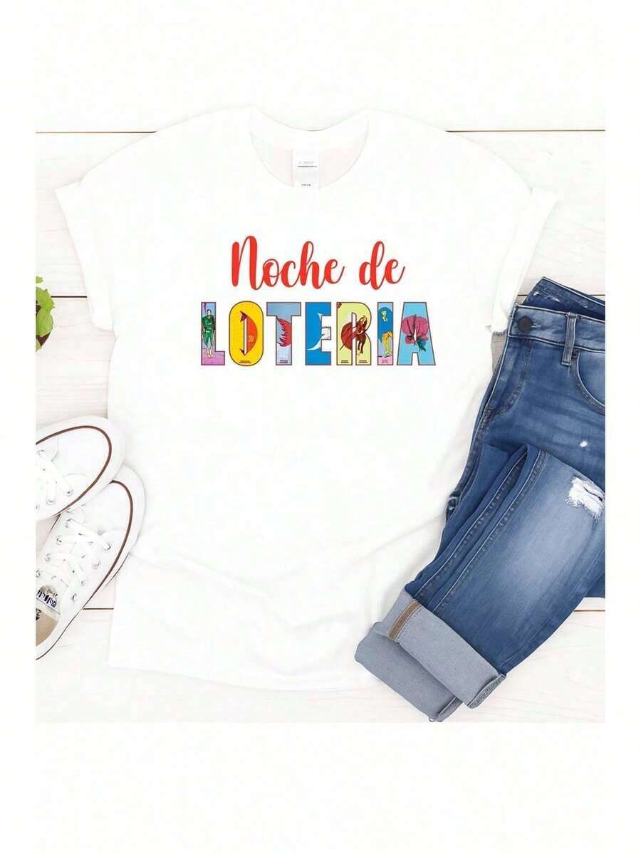 Playera tipo oversize estampada para mujer y letras decoradas con ilustraciones de cartas clásicas del juego tradicional mexicano, con frase "Noche de Lotería"ideal para un look cultural y divertido. - Blanco - Ver 1